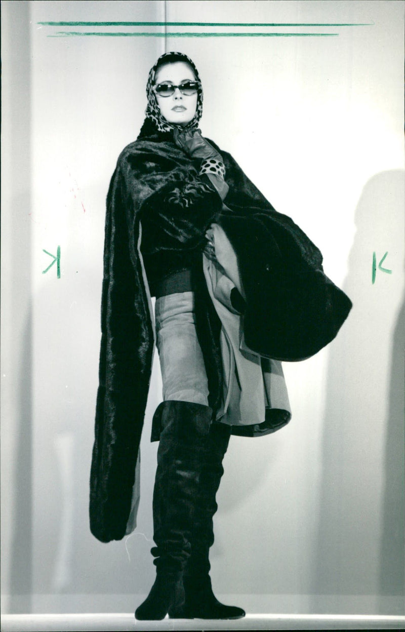 1988 FASHION FOGUE TESTS PELZUESSE CONTINUE FUR FUN MESSE PELZEN ENPIS - Vintage Photograph