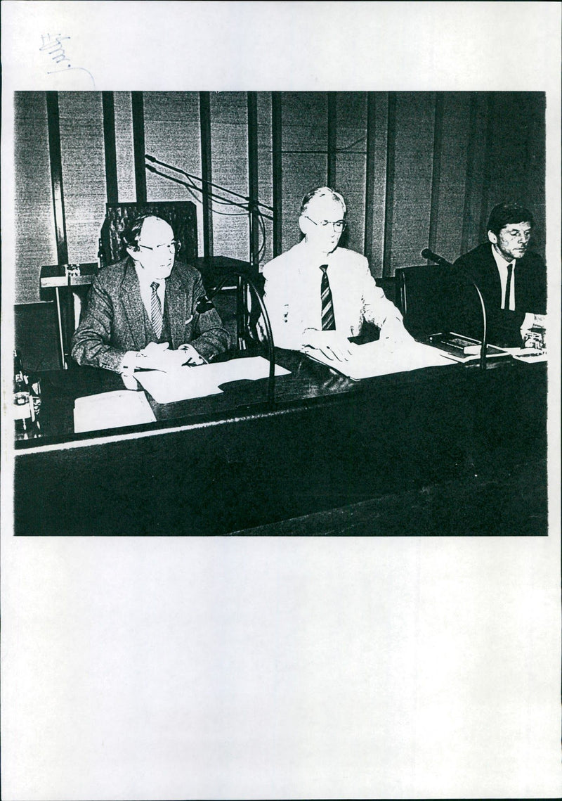 1990 FOGUE TESTS PELZUESSE CONTINUE FASHION SOCIAL PSYCHOLOGIST BAUMANNS SPE MICK - Vintage Photograph