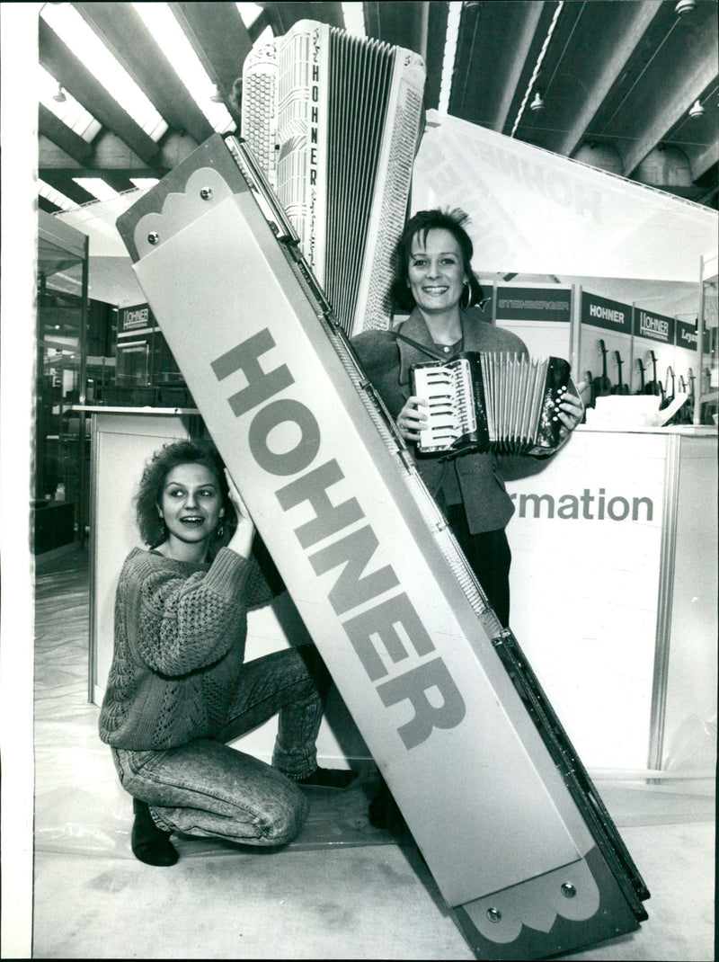 IDU MESSEN MUSIC HOHNER TEL FRANCE FURTHER - Vintage Photograph