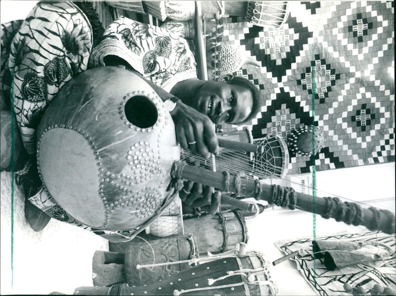 FAIR MUSIC FAIR FLEEE MEASURING HUSIKWUSSE UPS OTOGRAF TEL PAIN EDW MESSE - Vintage Photograph