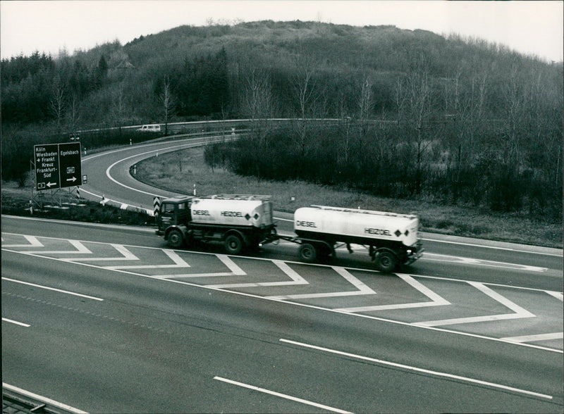 1987 OCEDE SCERBELIN HUGELGRAVER EXCAVATIONS FLOWINGRAIN WATER COLLE - Vintage Photograph