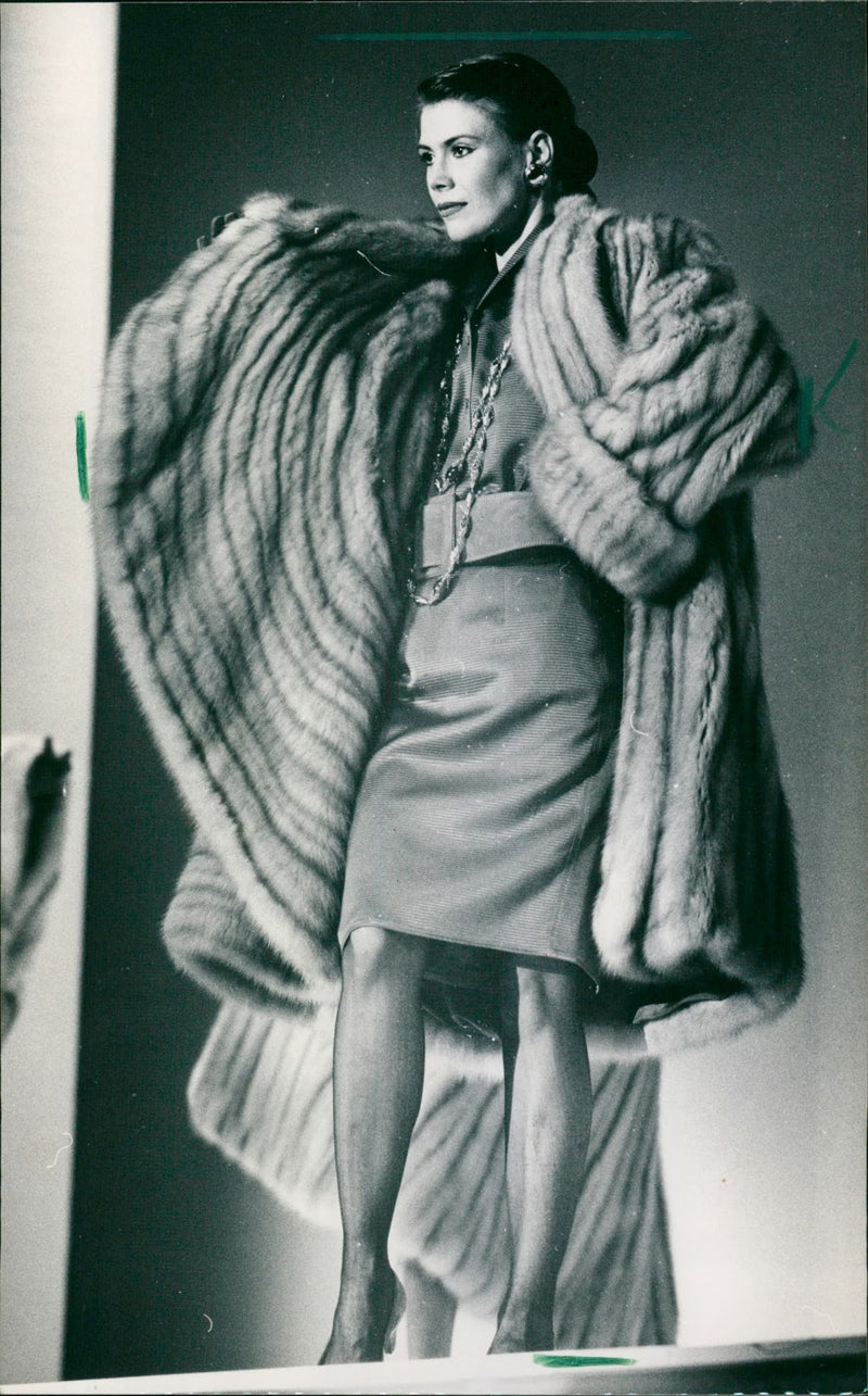 1989 FASHION FOGUE TESTS PELZUESSE CONTINUE FUR MOHON FLUCE LESSE - Vintage Photograph