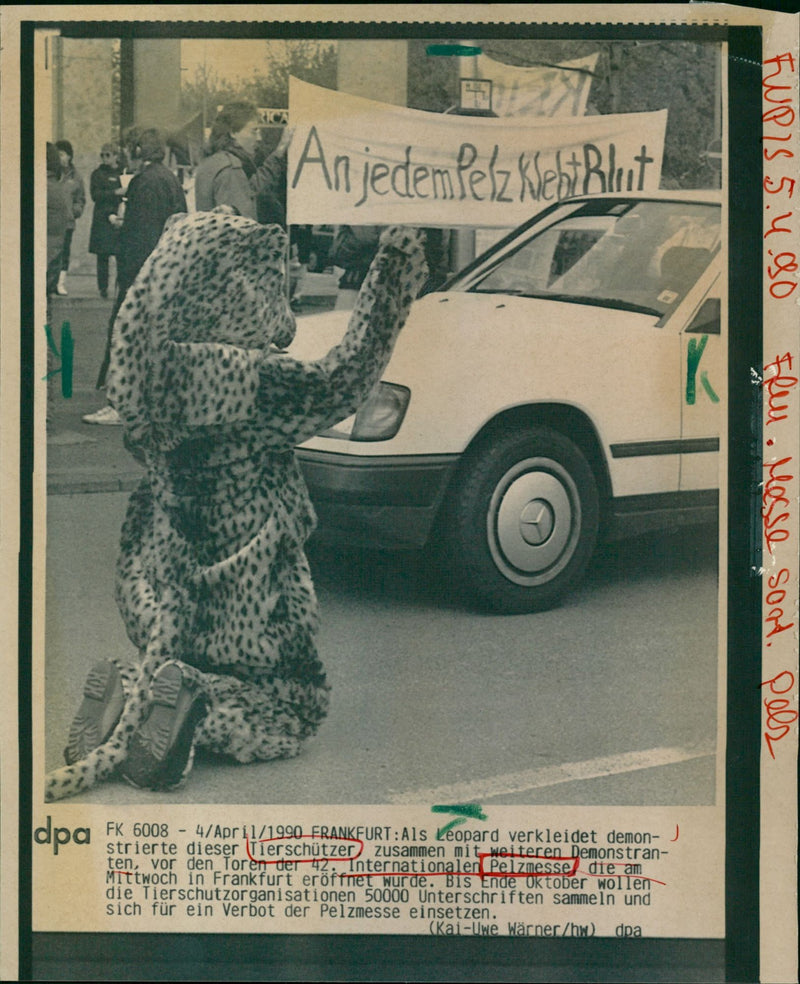 1990 FOGUE TESTS PELZUESSE CONTINUE FASHION INTERNATIONAL FUR FAIR OPENED - Vintage Photograph