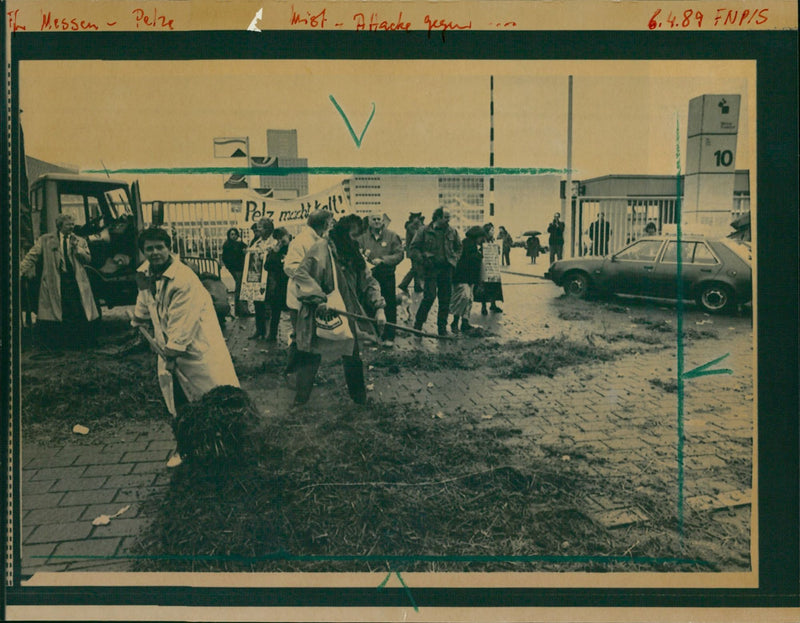 1989 FOGUE TESTS PELZUESSE CONTINUE FASHION FUR MIST ATTACK GESUR MAKES YOU - Vintage Photograph