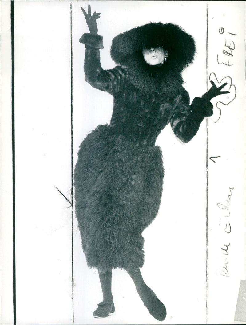 1988 FASHION FOGUE TESTS PELZUESSE CONTINUE FUR FURS ANIS - Vintage Photograph