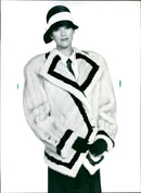 1989 FOGUE TESTS PELZUESSE CONTINUE FASHION SPENCER AMERICAN LEGEN ITALY STYLE - Vintage Photograph