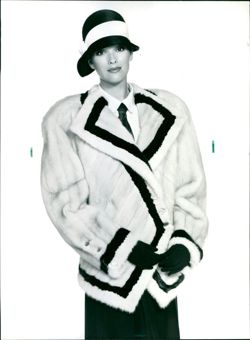 1989 FOGUE TESTS PELZUESSE CONTINUE FASHION SPENCER AMERICAN LEGEN ITALY STYLE - Vintage Photograph