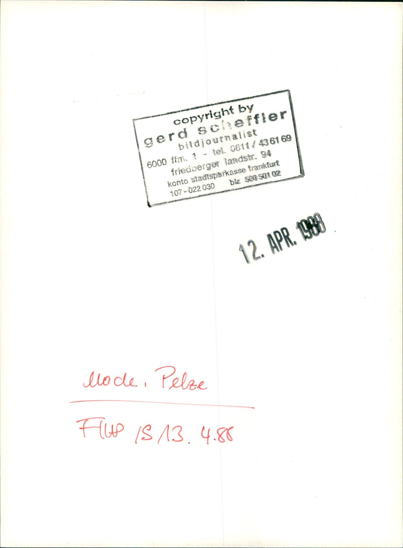 1988 FASHION FOGUE TESTS PELZUESSE CONTINUE FUR PUBLISHED FOGUECOM - Vintage Photograph