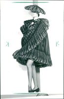 1988 FASHION FOGUE TESTS PELZUESSE CONTINUE FUR PUBLISHED FOGUECOM - Vintage Photograph