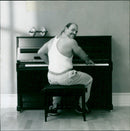 1990 FAIRS MUSIC DELICATE HAND SHOWS THIS BODYBUILDER PREMIERE - Vintage Photograph