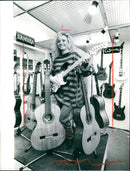 1988 FAIR MUSIC MADEL IRIS RAINS HERE SALTS ELECTRIC GUITAR - Vintage Photograph