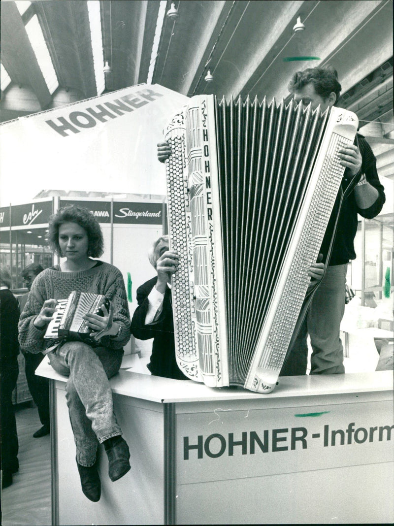 FAIR MUSIC HOHNER ESH SAWA SLINGERLAND - Vintage Photograph
