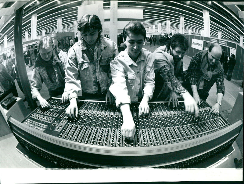 FAIR MUSIC MODOVE ZSNETYL NISA NOT MOSOLL MBT IDU MUSI - Vintage Photograph