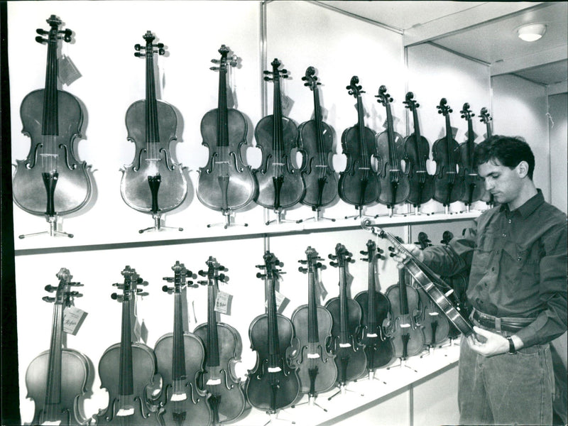 FAIR MUSIC TADEUSZ DABIRU PRESSEPOTOGRAPH SCHWNDSTR TEL FRANKFURT - Vintage Photograph
