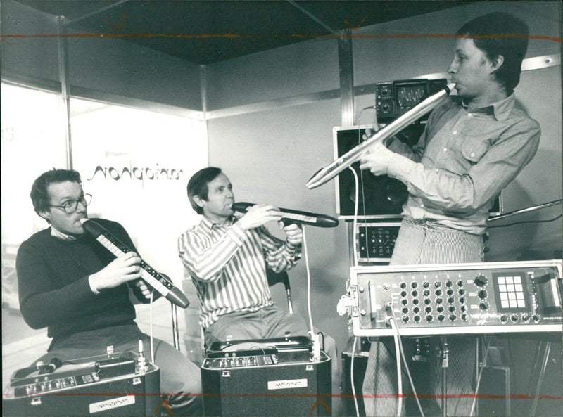 MESSEN MUSIC FAIR JOPPEN FRANKFURT MAIN WELBIRAUENSTR UICHES SEMUNNI MES - Vintage Photograph