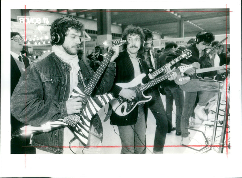 1988 MUSIC FAIR MANFRED AND RAINER MOLTES WELL WOLFGANG BINDER TEST - Vintage Photograph