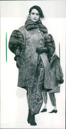 1990 FOGUE TESTS PELZUESSE CONTINUE FUR FASHION TOUCH SAND AND BROCADE NOBEL - Vintage Photograph