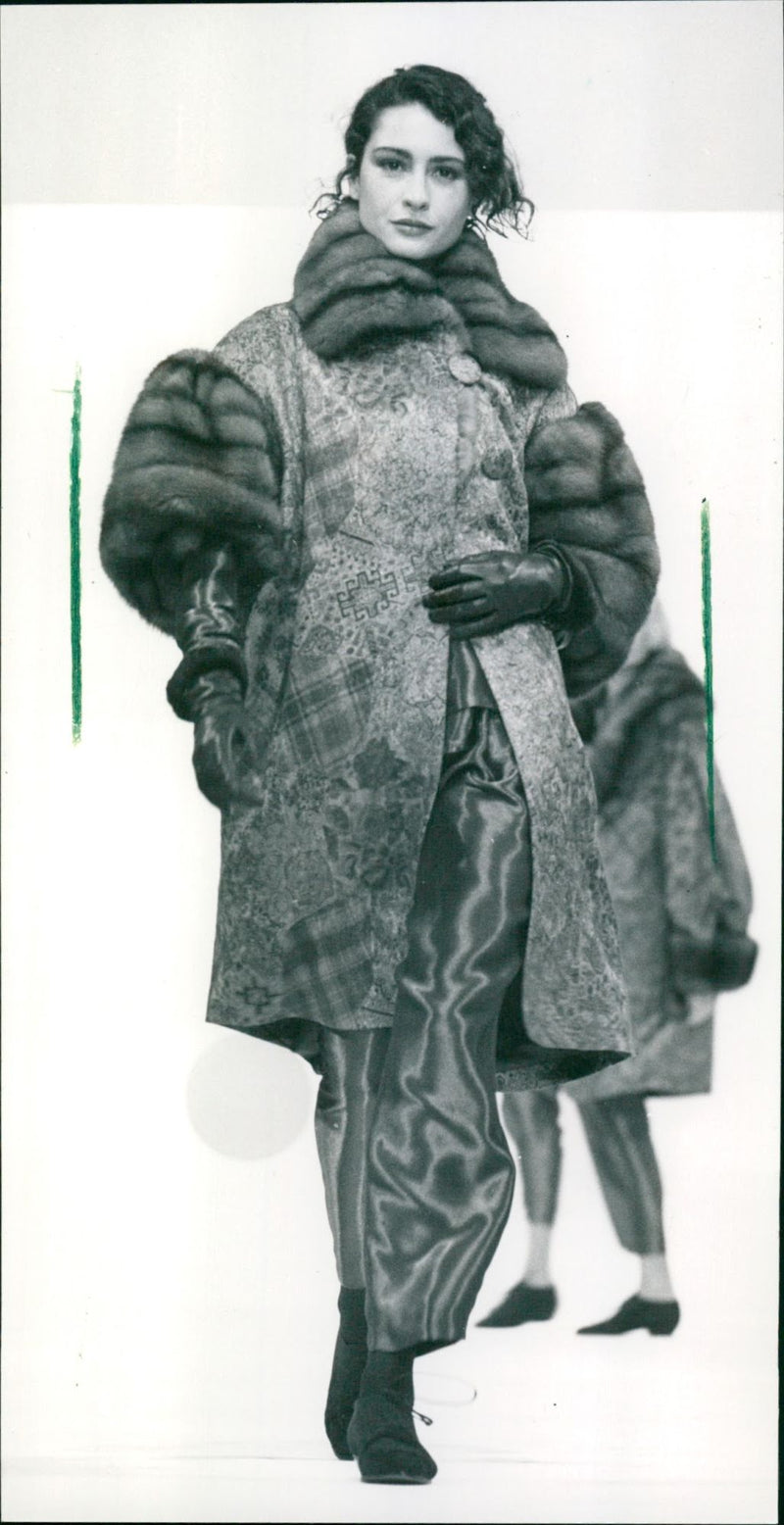 1990 FOGUE TESTS PELZUESSE CONTINUE FUR FASHION TOUCH SAND AND BROCADE NOBEL - Vintage Photograph