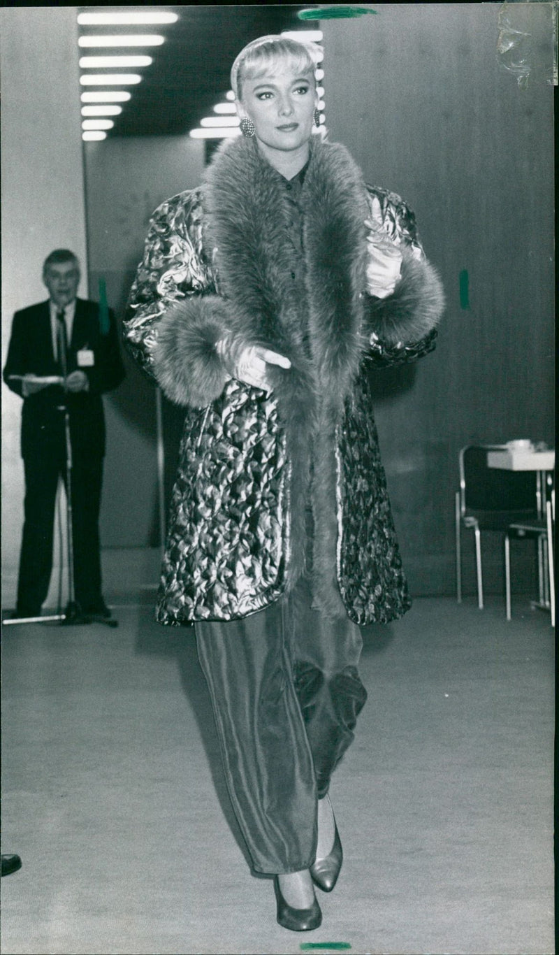 FASHION FOGUE TESTS PELZUESSE CONTINUE FUR PELZUERE MICK - Vintage Photograph