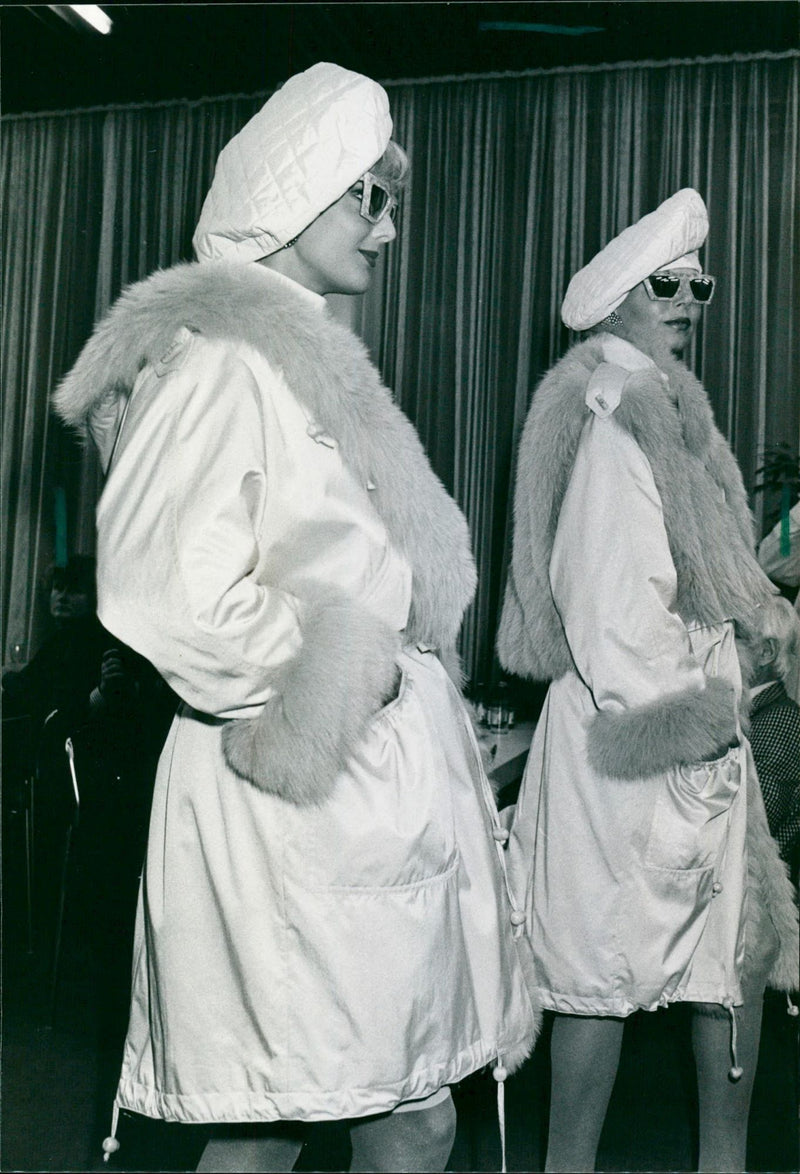 FASHION FOGUE TESTS PELZUESSE CONTINUE FUR PELEM - Vintage Photograph