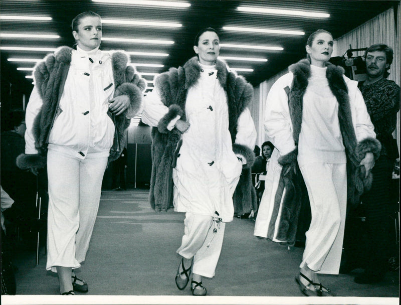 FASHION FOGUE TESTS PELZUESSE CONTINUE FUR PUBLISHED - Vintage Photograph