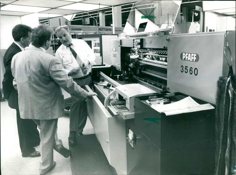 1989 FOGUE TESTS PELZUESSE CONTINUE FUR FASHION PFAFF UPIS FFEN FAIRS - Vintage Photograph