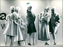 FASHION FOGUE TESTS PELZUESSE CONTINUE FUR PUBLISHED FOGUECOM - Vintage Photograph