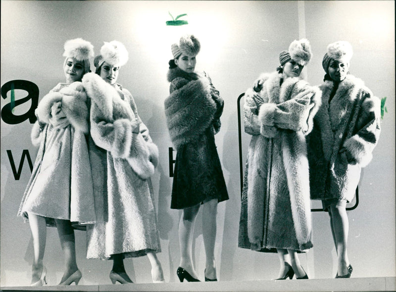 FASHION FOGUE TESTS PELZUESSE CONTINUE FUR PUBLISHED FOGUECOM - Vintage Photograph