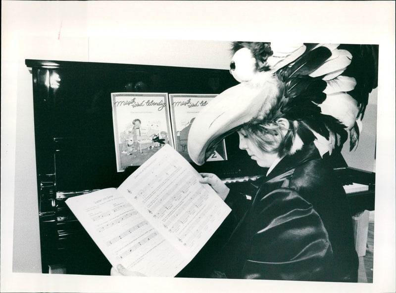 FAIR MUSIC OOPYRIGHT PENE FROM FALKENBURG FRANKFURT STETTENSTR - Vintage Photograph