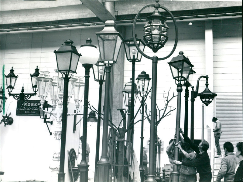 1987 TESSEN LOURISDICA LIVING LIVING TREI BROKUNFT BIENNIAL TURN TAKES PLA FILM - Vintage Photograph