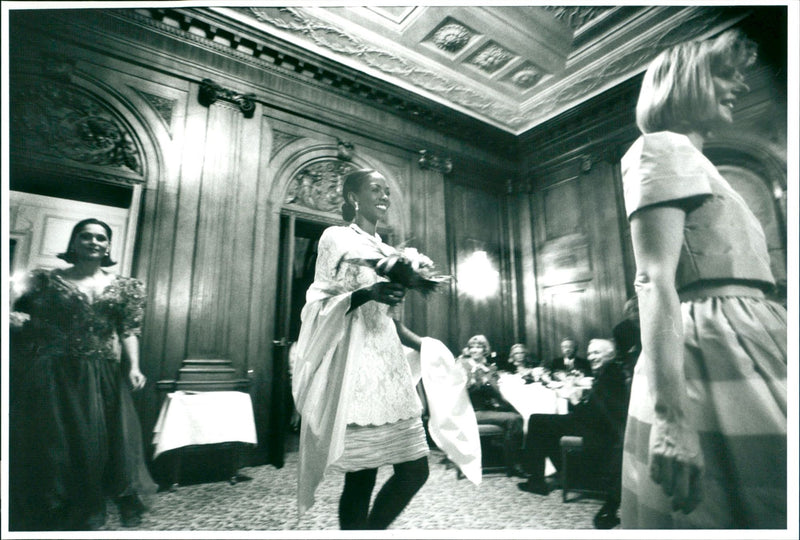FASHION HODESHANEN FASHION TONI SCHIESSER UNRAVELED POET - Vintage Photograph