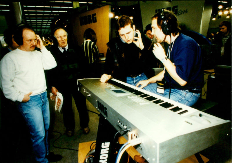 1999 FLUE NESSEU MUSIC FAIR MUSIKMESSE FRANKFURT PRESENTS NEUENTWI ARE - Vintage Photograph