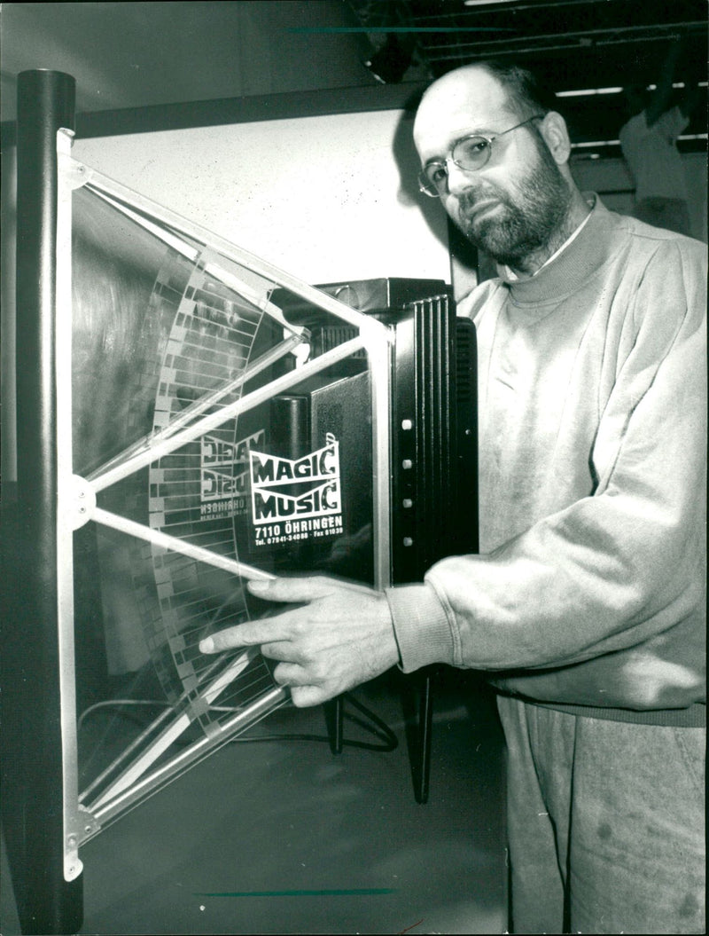 1991 FLUE NESSEU MUSIC FAIR HARP DRUM SOLOS FILL ROOM - Vintage Photograph