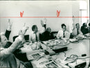 1980 ROMERBERG MODELS OUR PICTURE DURING JURY MEETING - Vintage Photograph