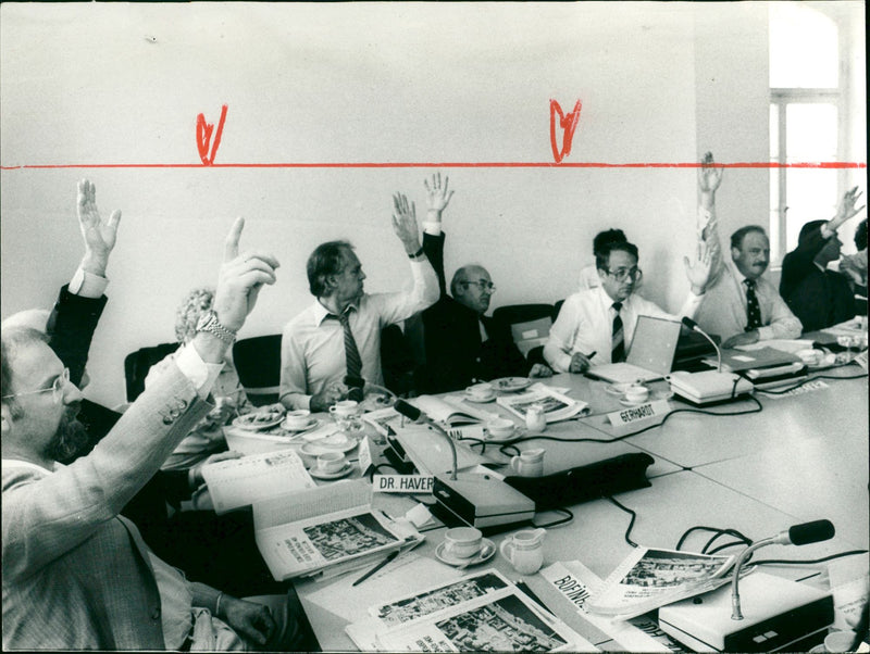 1980 ROMERBERG MODELS OUR PICTURE DURING JURY MEETING - Vintage Photograph
