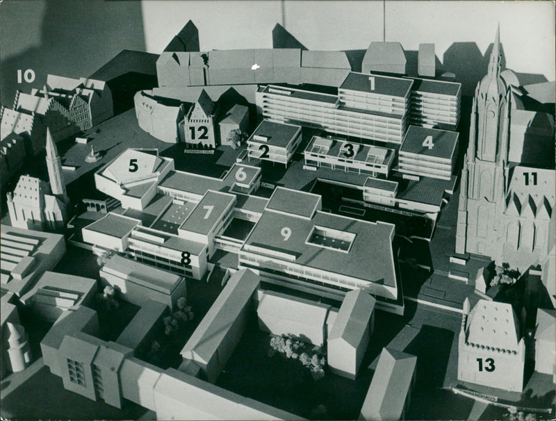 ROMERBERG MODELS MODEL KEPT EXHIBITION ROOMS - Vintage Photograph