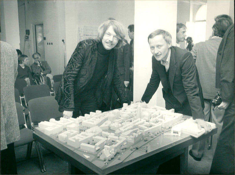 ROMERBERG MODELS DOM ROINER PHOTO JOPPEN FRANKFURT WEIBFRAUENSTR TEL ROMER - Vintage Photograph