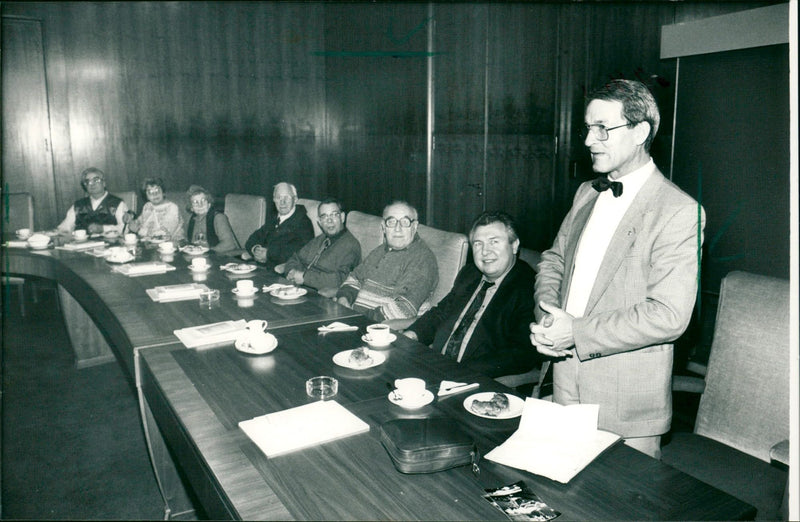 REGISTRATION SESSION HALL THURSDAY THEY DISCUSS FILM - Vintage Photograph
