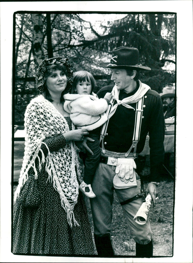 1985 CLUBS WESTERN VARIOUS ENTIRE FAMILY LIKE WILDWEST MOVIE UWE FILM - Vintage Photograph