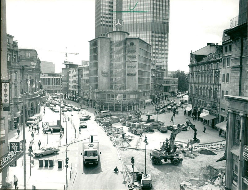 1988 ROAD CONSTRUCTIONGH FUGERS ARE HINDERED CONSTRUCTIO FILM - Vintage Photograph