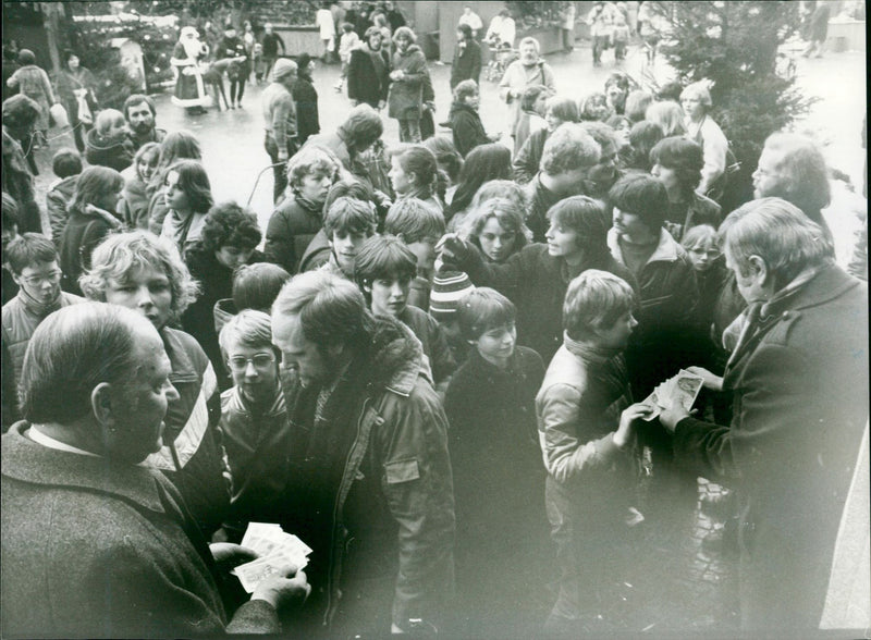 1984 HEIE MAROMI HEIMISS CAREGIVERS CHRISTMAS SEASON FILM - Vintage Photograph