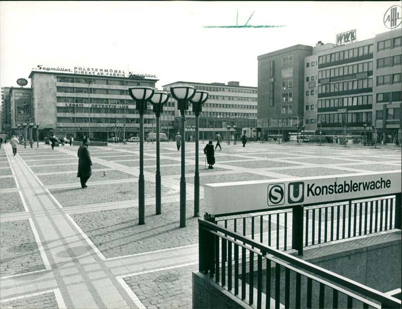 ZEIL BOTTLE BUYING GMA FABBL SUMAT CONSTABLE JOCHEN FILM - Vintage Photograph