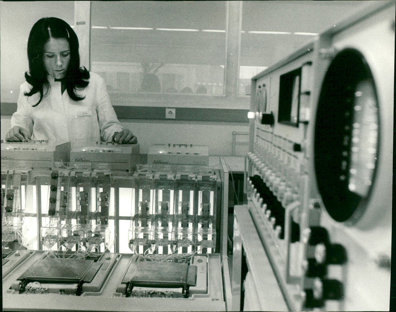 ANKENHAUS CENTER CENTRAL PROTECTION BLACK BLOOD AND URINE SAMPLES ARE EVALU - Vintage Photograph