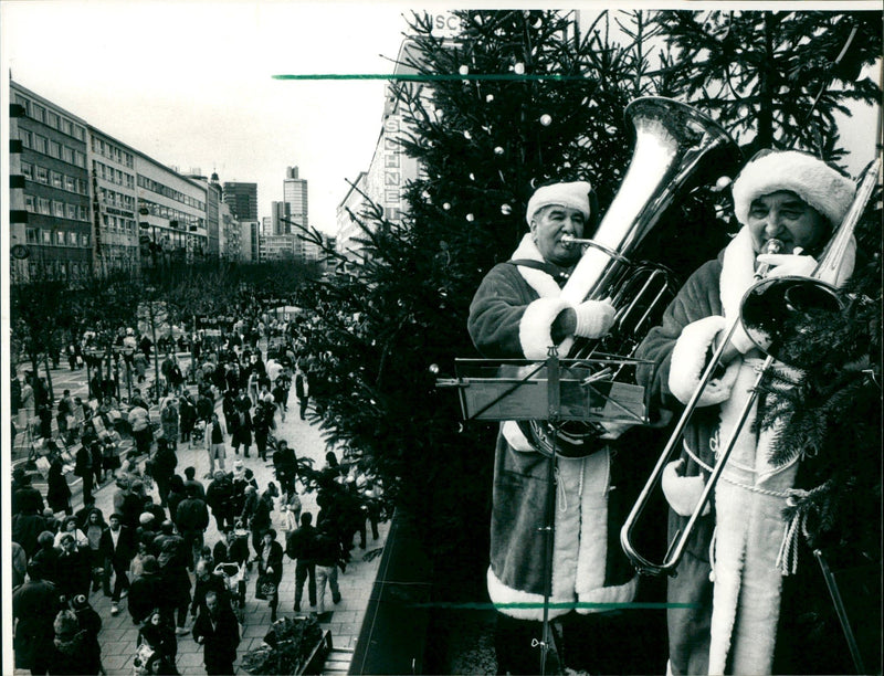 1985 CHRISTMAS DIFFERENT ONLY SANTA CLAUSE AND BUYE FILM - Vintage Photograph