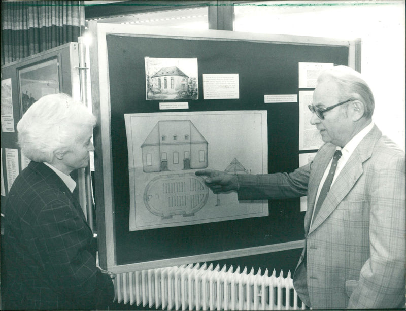 1987 LIFE DIFFERENT ARRER VESTUR THERE OKUMENIAN DRESSEU SACHG FILM - Vintage Photograph