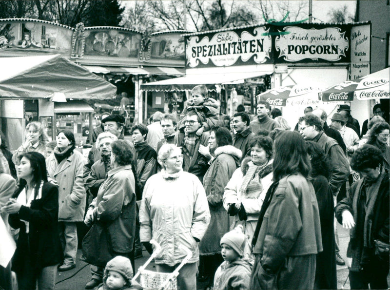 CHRISTMAS OTHER DISTRICTS CHURCH COMMUNITIES TELEVISION GROE HOHE LOO FILM - Vintage Photograph