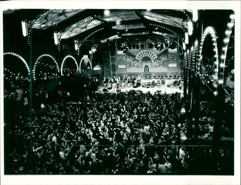 1989 EDUR HLLE OPERA BALLE OPERA BALL FNDIS FRUN OLD OPERA OPERA BALL FILM - Vintage Photograph