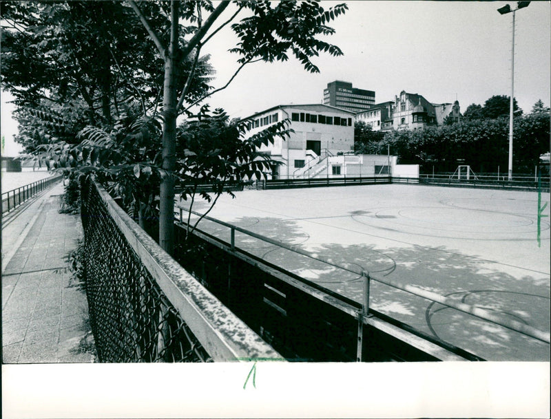 ROLL SCHUHBAIN MARIKA KILIUS LEARNED HERE DREIKAS FILM - Vintage Photograph