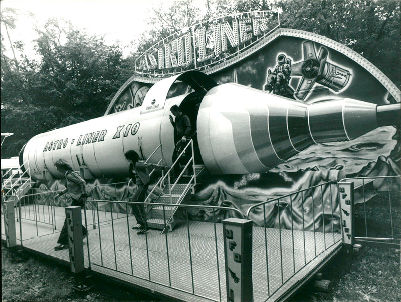 RENATE SCH BAD MARK EDCHESTA SIGNATURE AHR UPIS OUT SEIDY DEL ETAL - Vintage Photograph