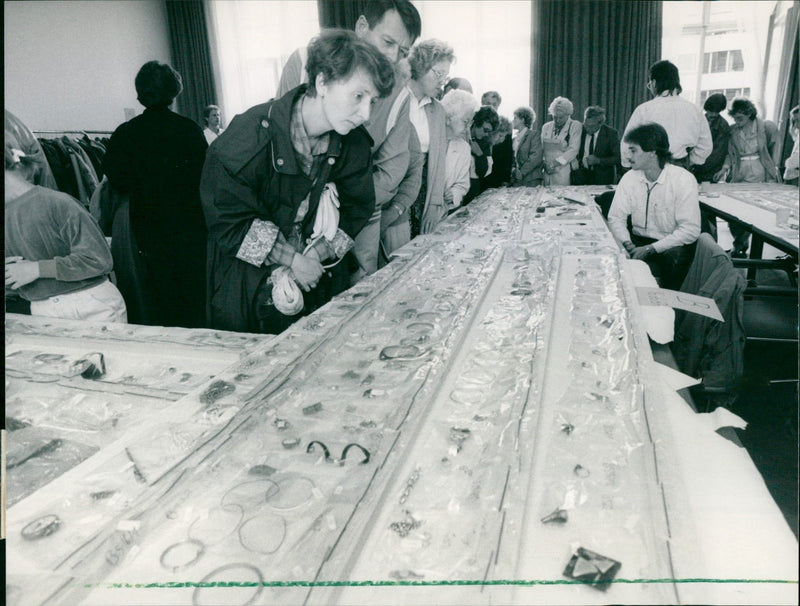 EXHIBITION STOLEN GOODS WERE EXHIBITED WHICH POLICE FILM - Vintage Photograph